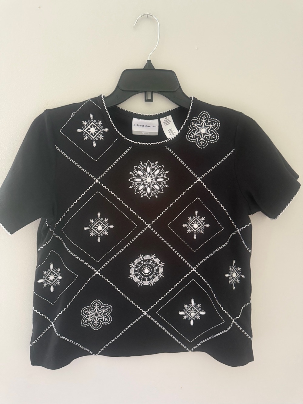 Alfred Dunner Black Short Sleeve Top W/White Beaded Medallions Petite Small